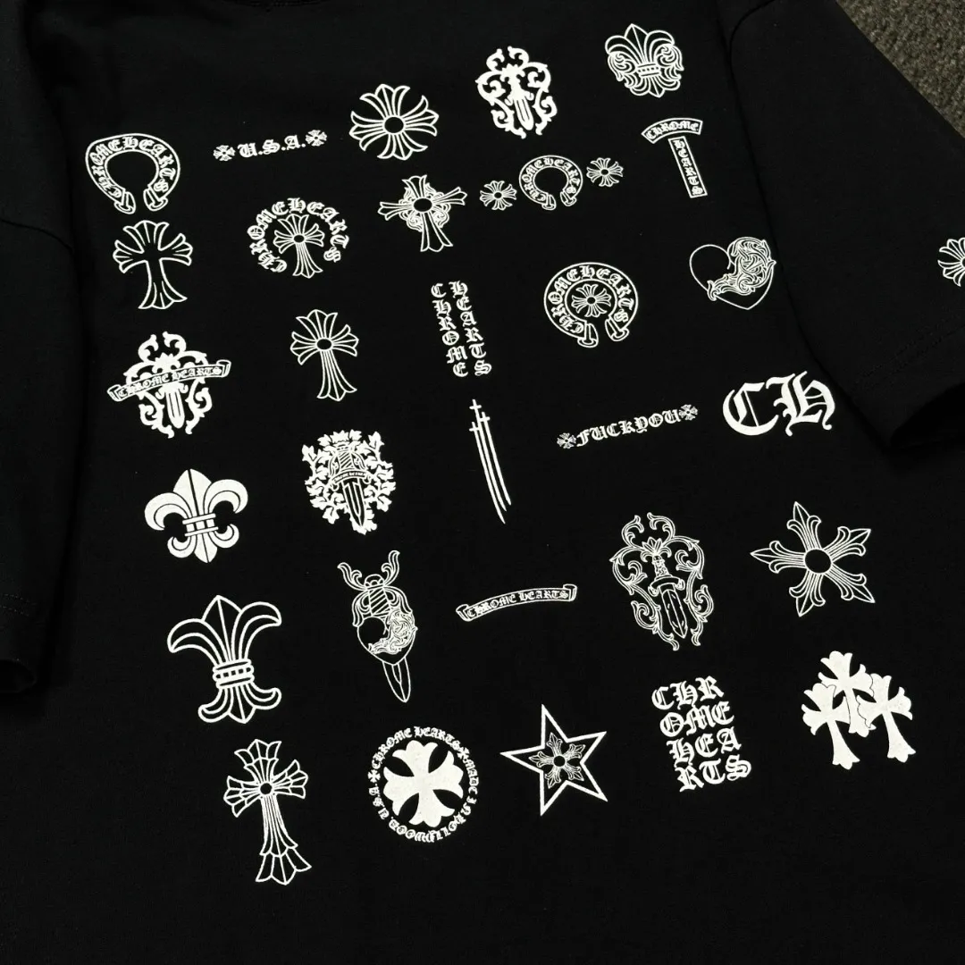 P170 Chrome Hearts Chrome Hearts 25 high-end versions. The fabric is made of 300 grams of high-density pure cotton. It does not deform or shrink. It has three labels. It is the same style for men and women. Technology: Digital printing. Color: White. Black. SIZE: S-XL.